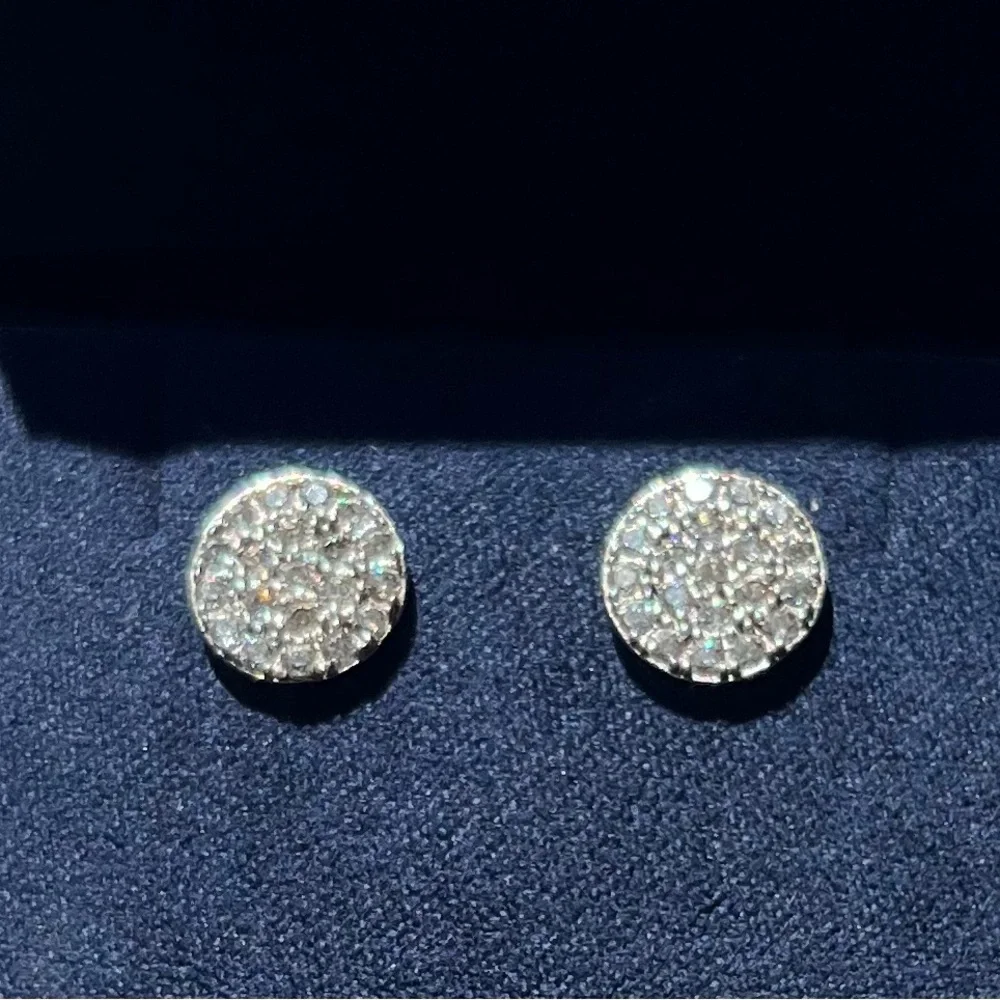 High quality Cubic Zirconia Sparkling Silver Crystal Stud Earrings. - Picture 1 of 3